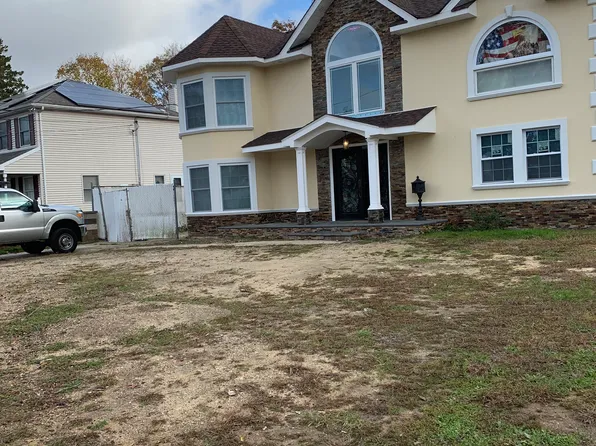 45 Campbell Ln, East Islip, NY 11730