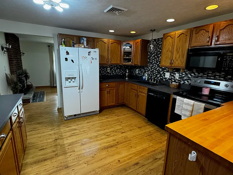 210 Janet Ave — Photo 3