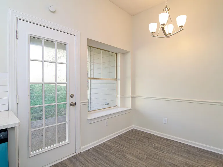 2822 Laura Cir E — Photo 11