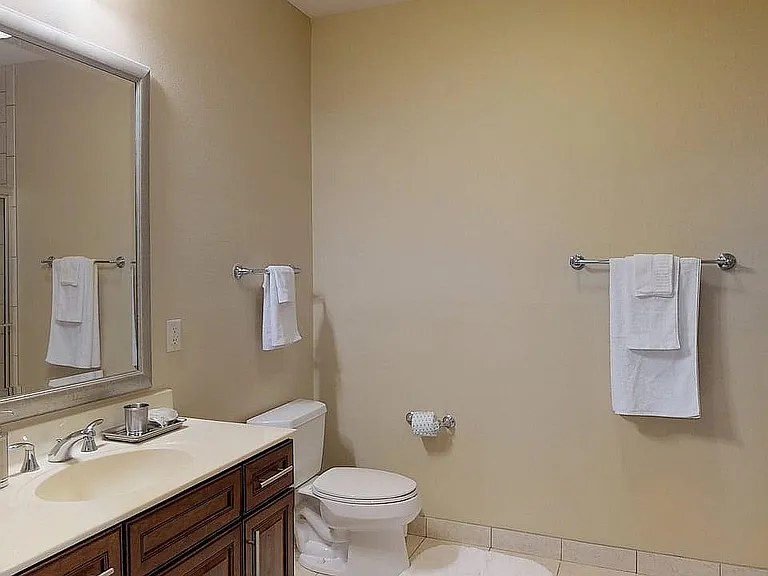 Studio, Unit 211, Bathroom