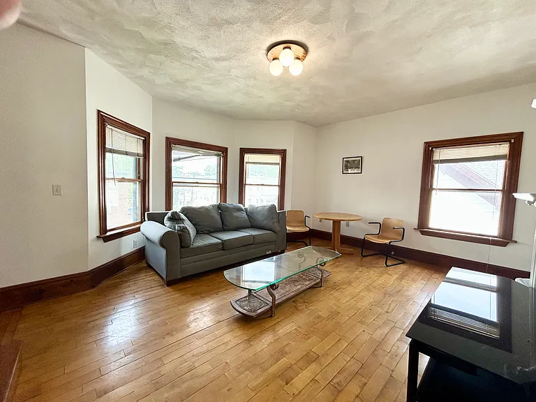 32B Linden St — Photo 2
