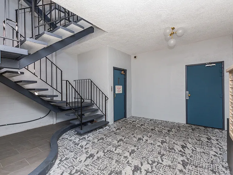 630 Mariposa — Photo 3