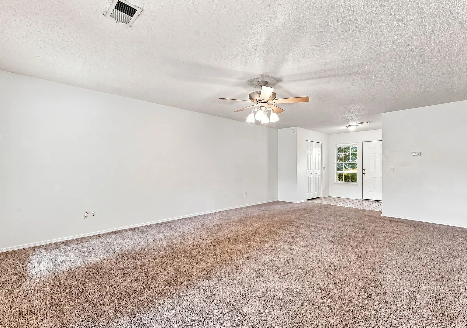 Quiet and Peaceful Duplex Near the Lake! — Photo 4
