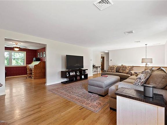 3rd image of 2527 Lindenwood Dr