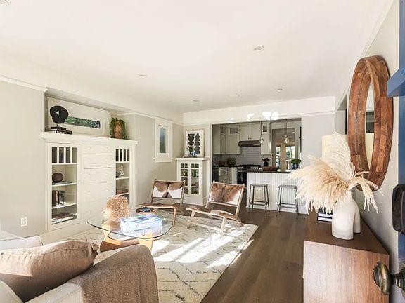 4th image of 844 N Catalina Ave