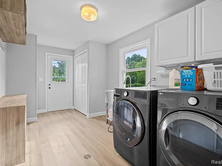 5476 Van Ness Dr — Photo 43