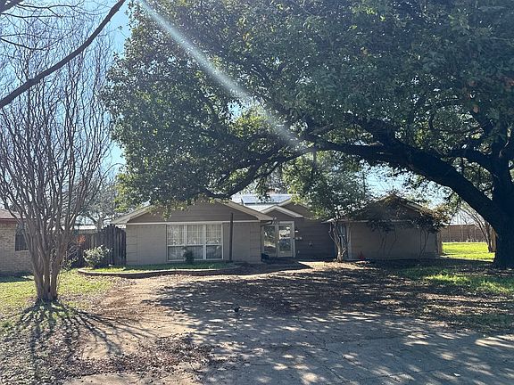 3rd image of 2933 Linden Lea