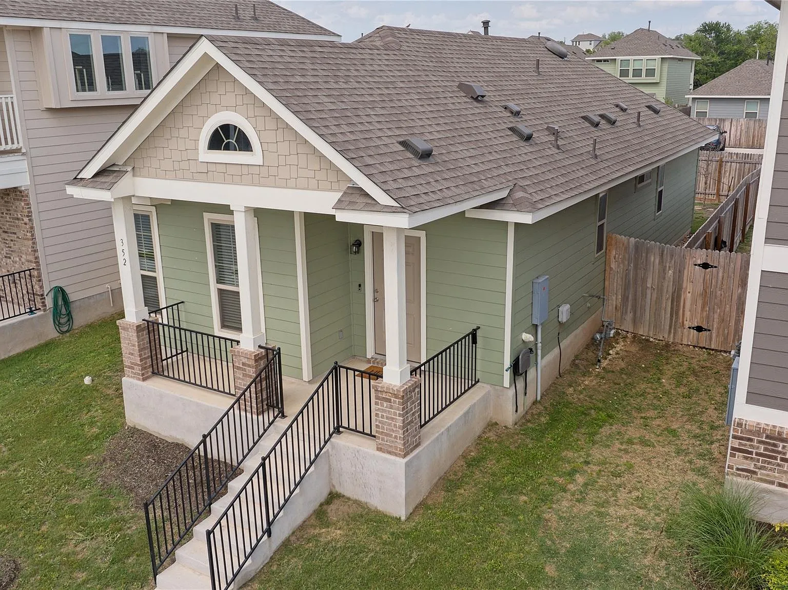2 bed, 2.0 bath, 1026 sqft, $1,600 — Photo 3