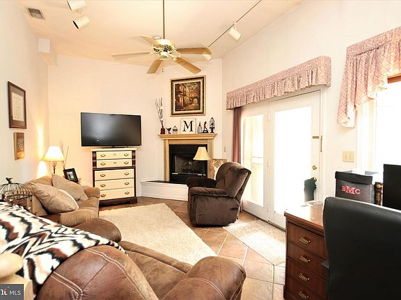 5th image of 1007 Lindsay Ln