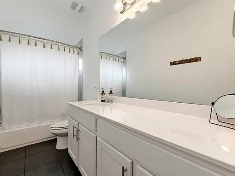 1404 Goldilocks Ln — Photo 24