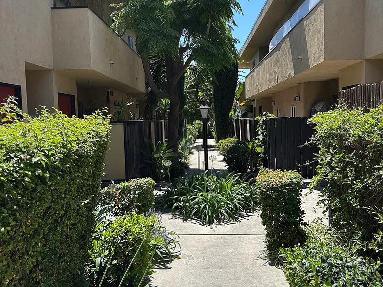 3526 Mentone Ave #9 — Photo 8