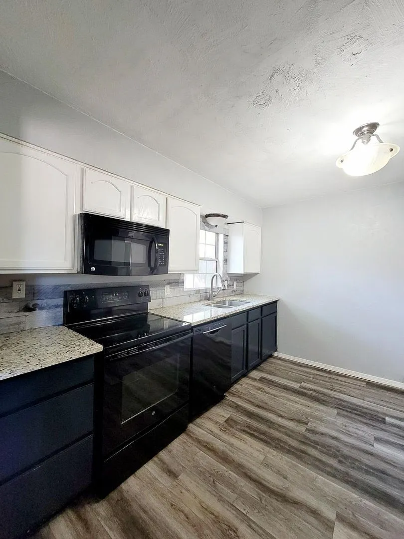 Charming Remodeled 2 Bedroom Home with Private Fenced Yard, Washer/Dryer in Old Colorado City and... — Photo 3