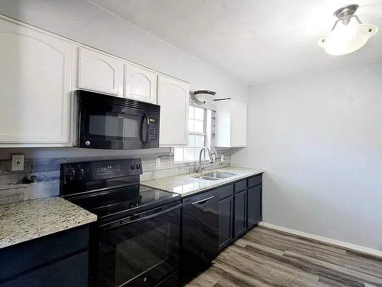 112 N Walnut St — Photo 3