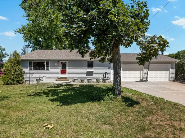 750 Freeseway Dr, Robins, IA 52328