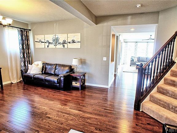 5th image of 1043 Lancashire Dr.