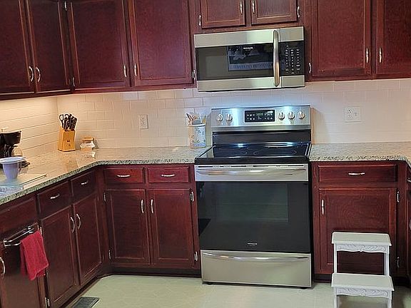 Kitchen - granite counters