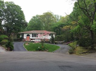 135 Talley Rd S, Roslyn, NY 11576