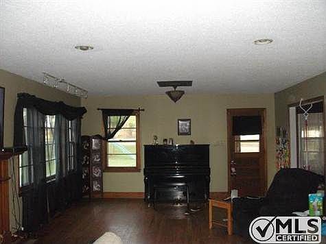 3rd image of 102 Vaughan Ln