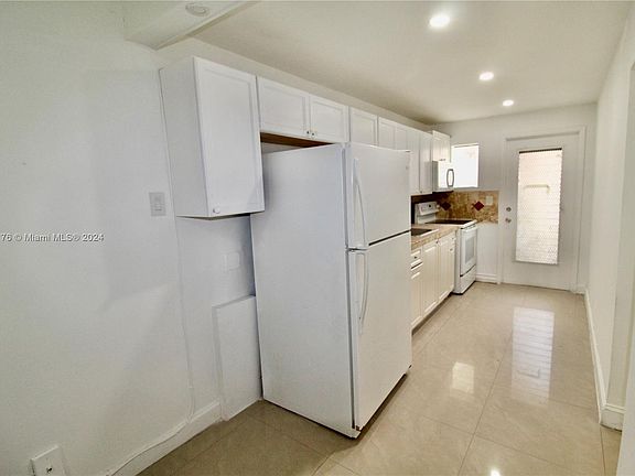 2nd image of 1430 NE 170th St APT 122