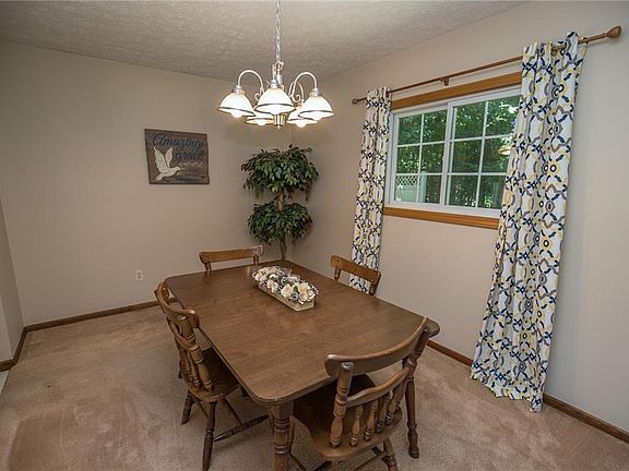 5th image of 9582 Shadywood Ln