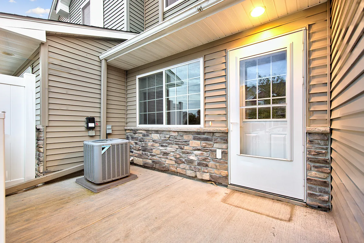 3 bed, 2.5 bath, 1550 sqft, $1,950 — Photo 4