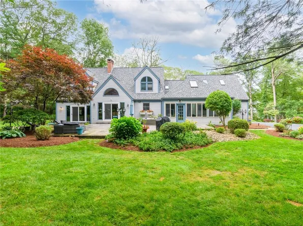 20 Beechwood Dr, Cranston, RI 02921