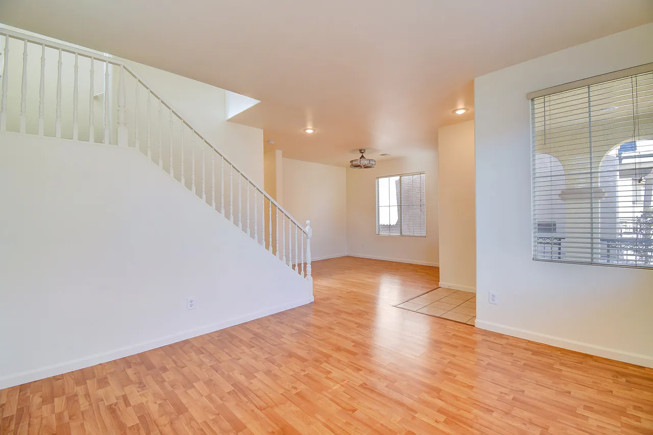 4 bed, 2006 sqft, $2,200 — Photo 2