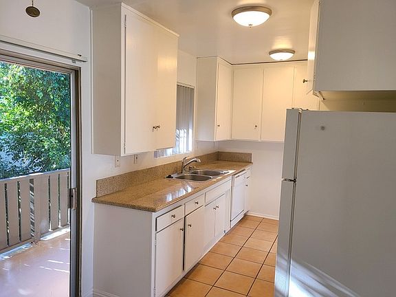 2nd image of 2921 Arizona Ave APT 9