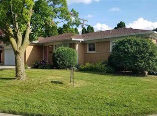 23100 N Rosedale Ct, Saint Clair Shores, MI 48080