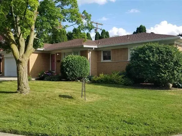 23100 N Rosedale Ct, Saint Clair Shores, MI 48080