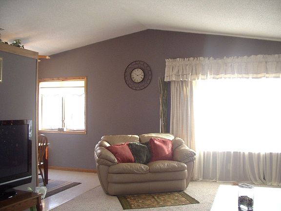 3rd image of 47946 Kelly Dr