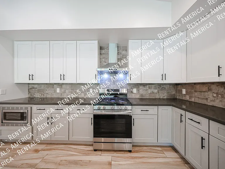2418 E Amelia Ave — Photo 12