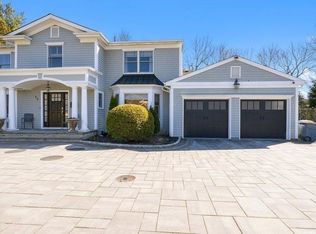 58 Woods Dr, Roslyn, NY 11576