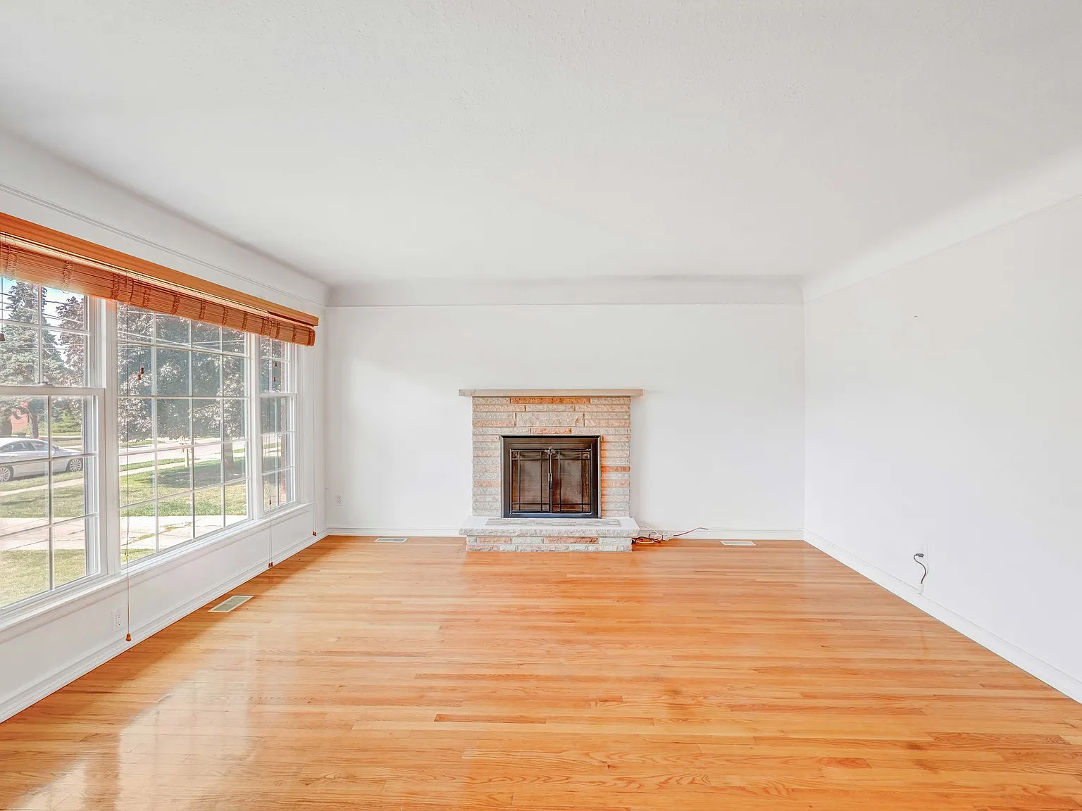 3 bed, 1.5 bath, 1244 sqft, $2,475 — Photo 2