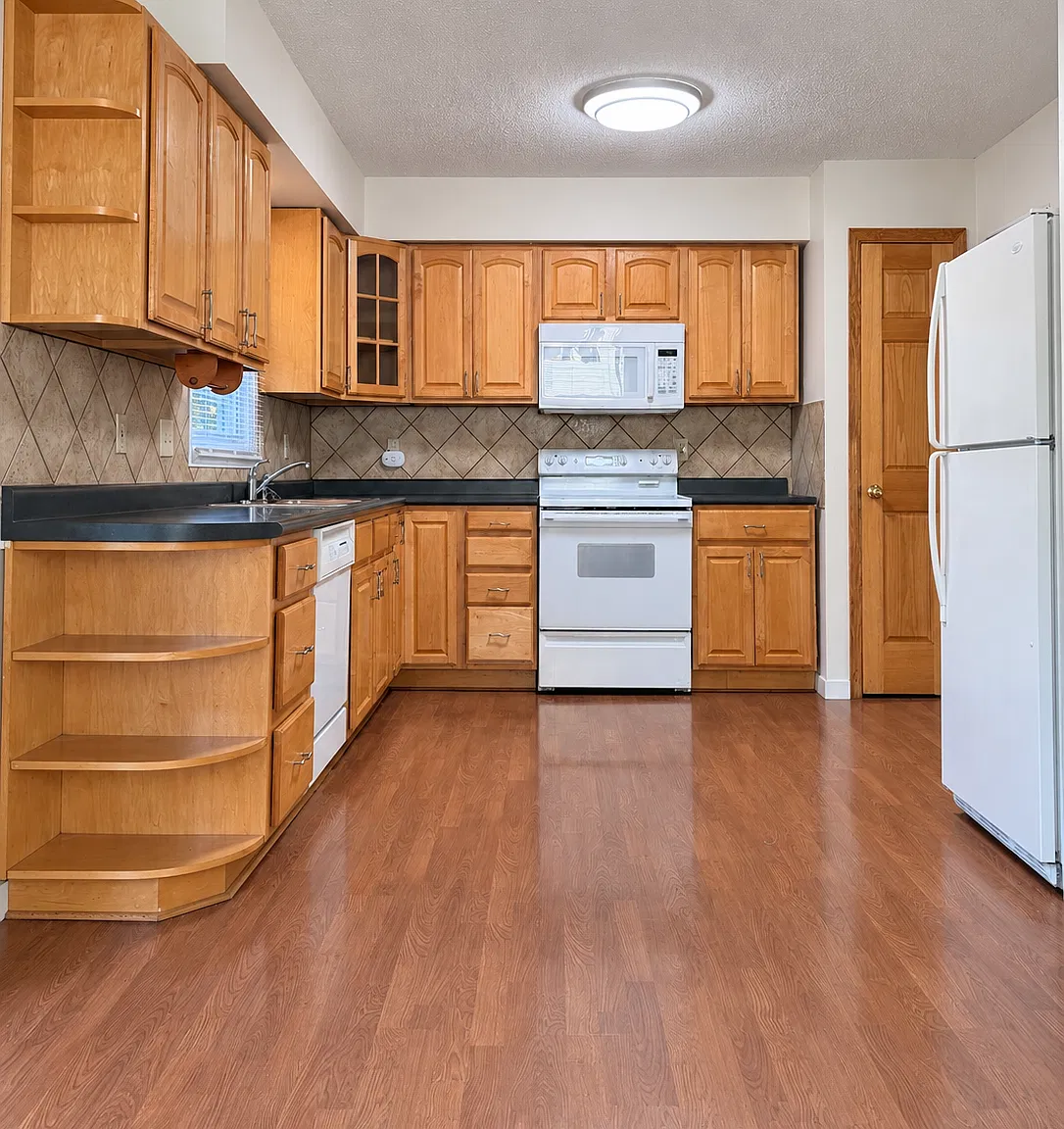 3 bed, 1583 sqft, $2,395 — Photo 2
