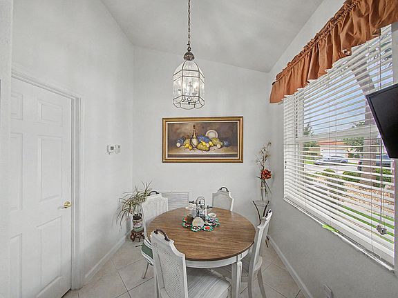 5th image of 806 NW Rutherford Court