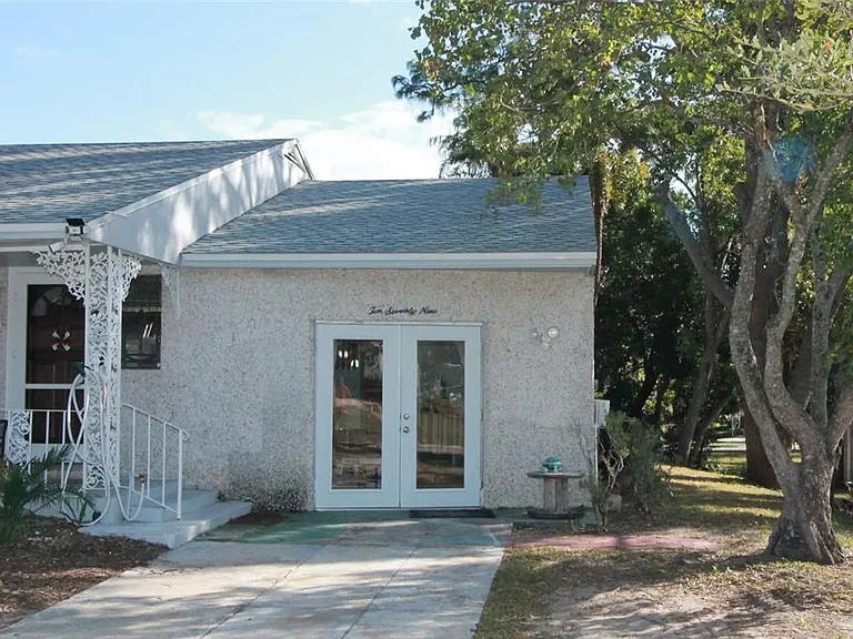 1079 W Magnolia St — Photo 1