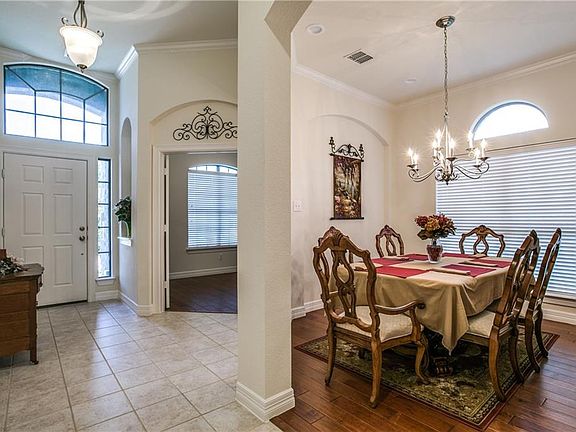 5th image of 2915 Preston Ln