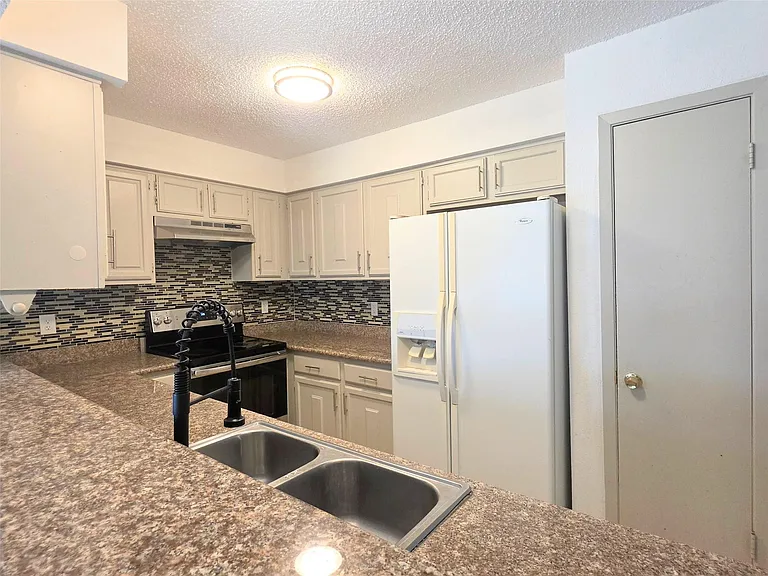 10526 Chapel Hill Dr — Photo 7