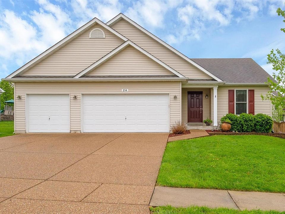 Check this out  Move-in Ready 3-car ranch  Wentzville schools and located in popular Stone Meadows subdivision.