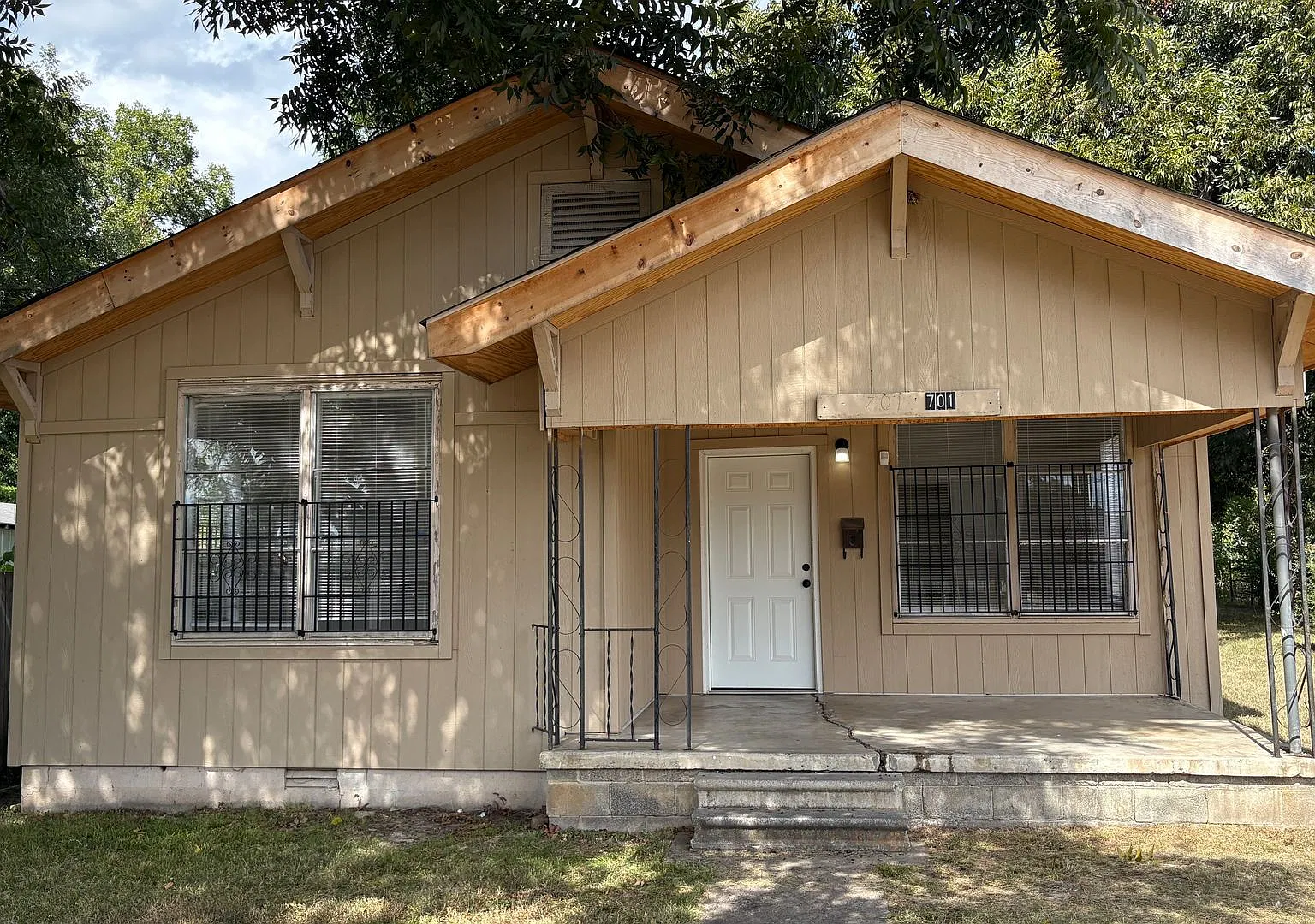 This beautifully remodeled 3bedroom, 1bath house in NLR $1175/month. — Photo 1