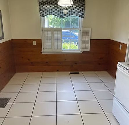 4th image of 220 W Withrow St