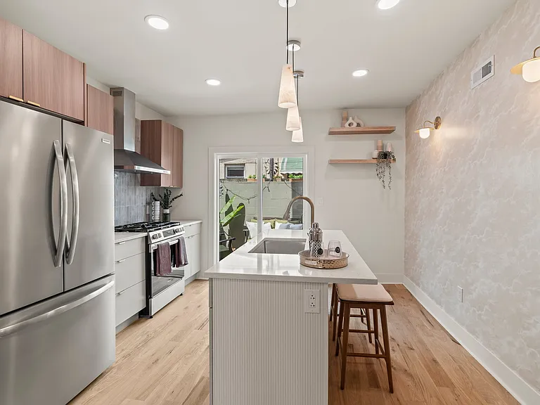 1031 Mercy St — Photo 13