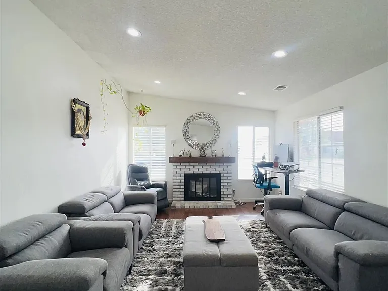 5895 Woodbine Pl — Photo 4