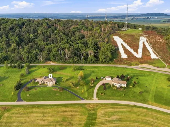 18860 Pleasant View Ln, Platteville, WI 53818