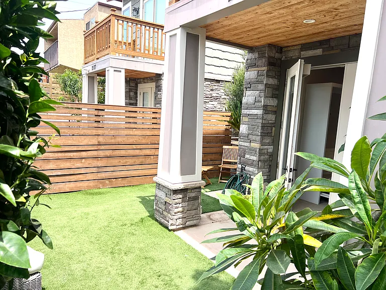 2111 Edinburg Ave — Photo 5
