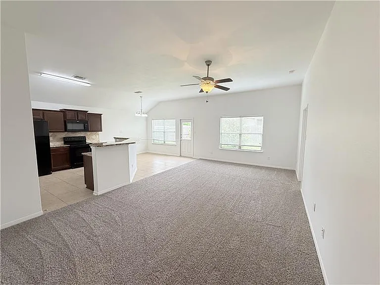 531 Parkfield Ln — Photo 6