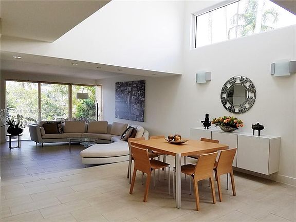 3rd image of 301 Poinciana Dr #701