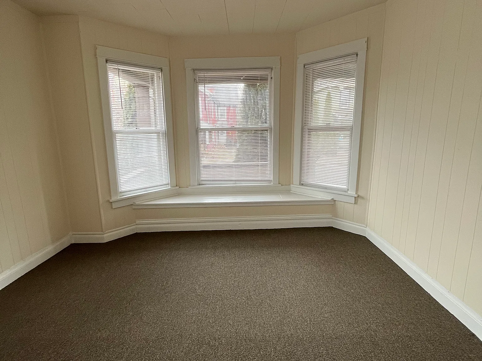 3 bed, 985 sqft, $900 — Photo 1