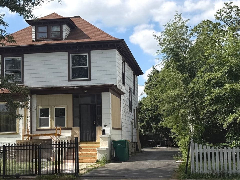 2nd image of 207 2nd Ave